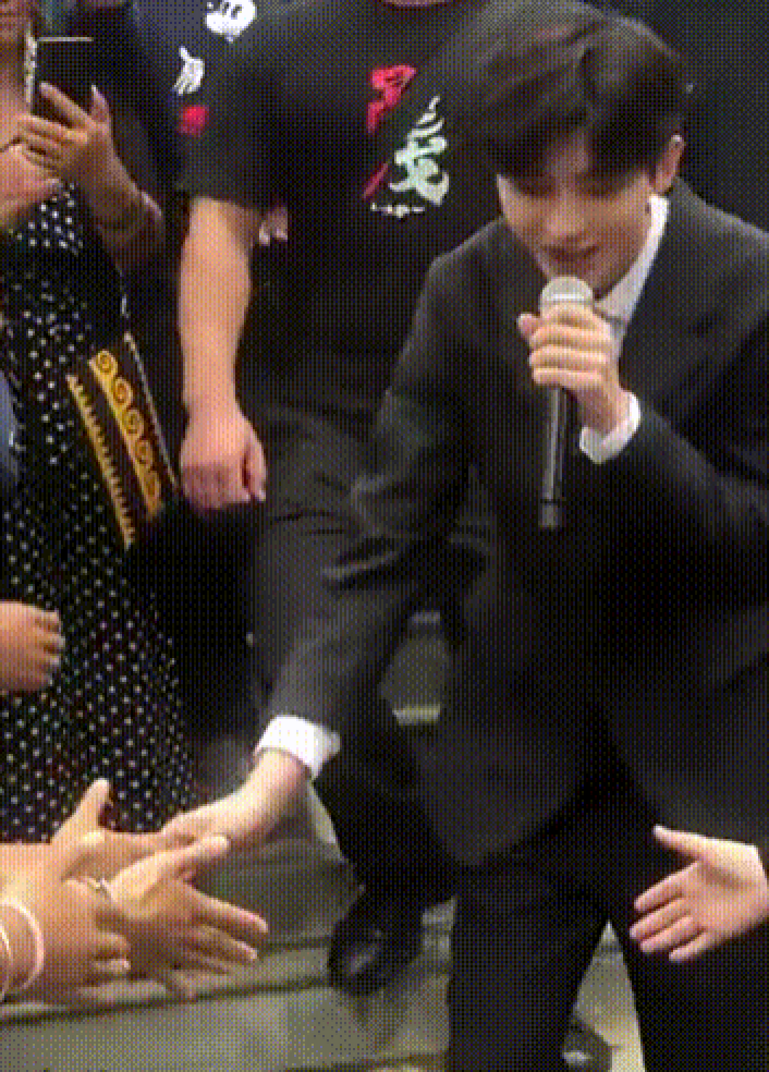 吴亦凡|吴亦凡和蔡徐坤参加同一个活动，两人对观众的态度，素质高下立现