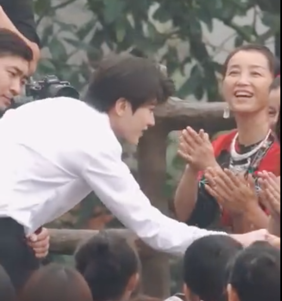 吴亦凡|吴亦凡和蔡徐坤参加同一个活动，两人对观众的态度，素质高下立现