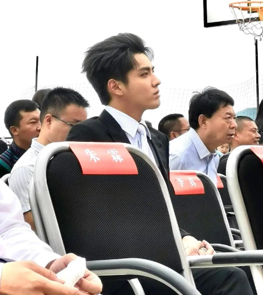 吴亦凡|吴亦凡和蔡徐坤参加同一个活动，两人对观众的态度，素质高下立现