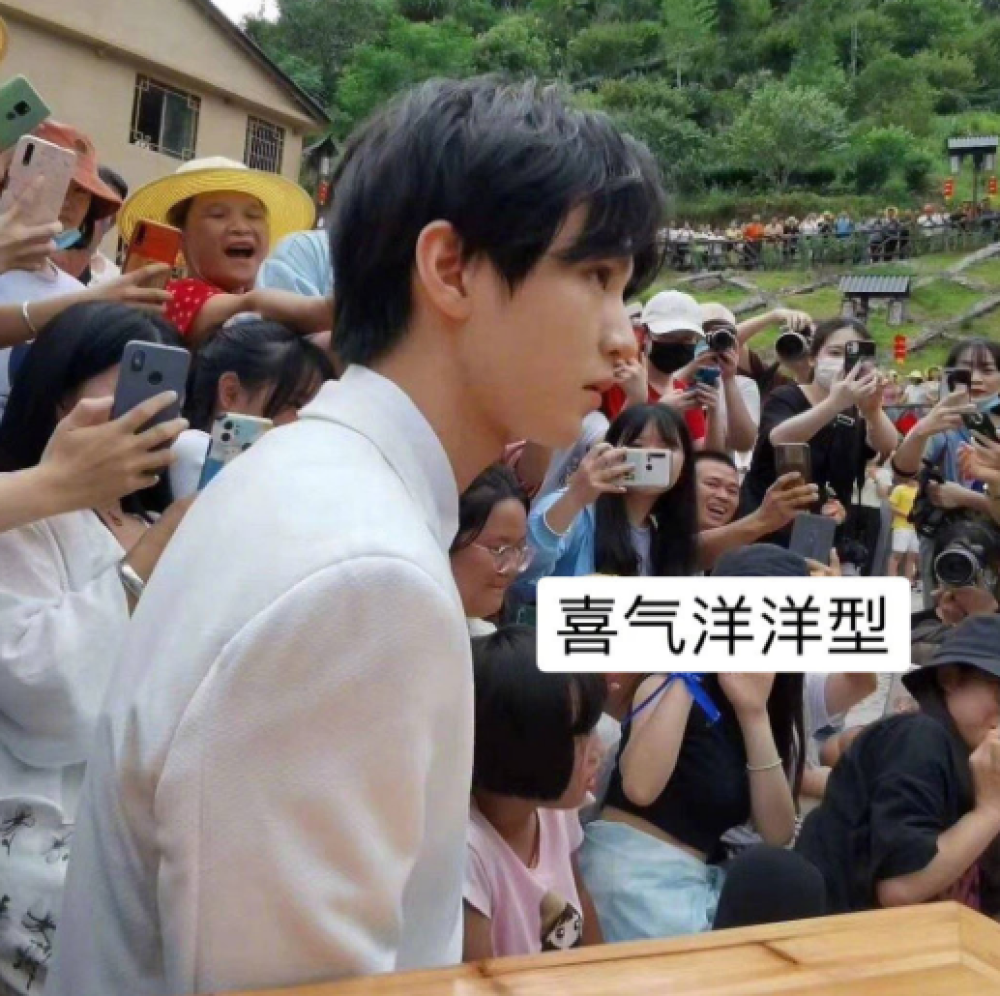 吴亦凡|吴亦凡和蔡徐坤参加同一个活动，两人对观众的态度，素质高下立现