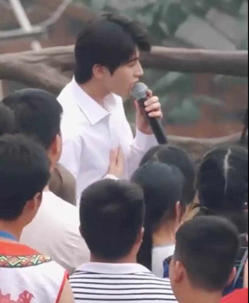 吴亦凡|吴亦凡和蔡徐坤参加同一个活动，两人对观众的态度，素质高下立现
