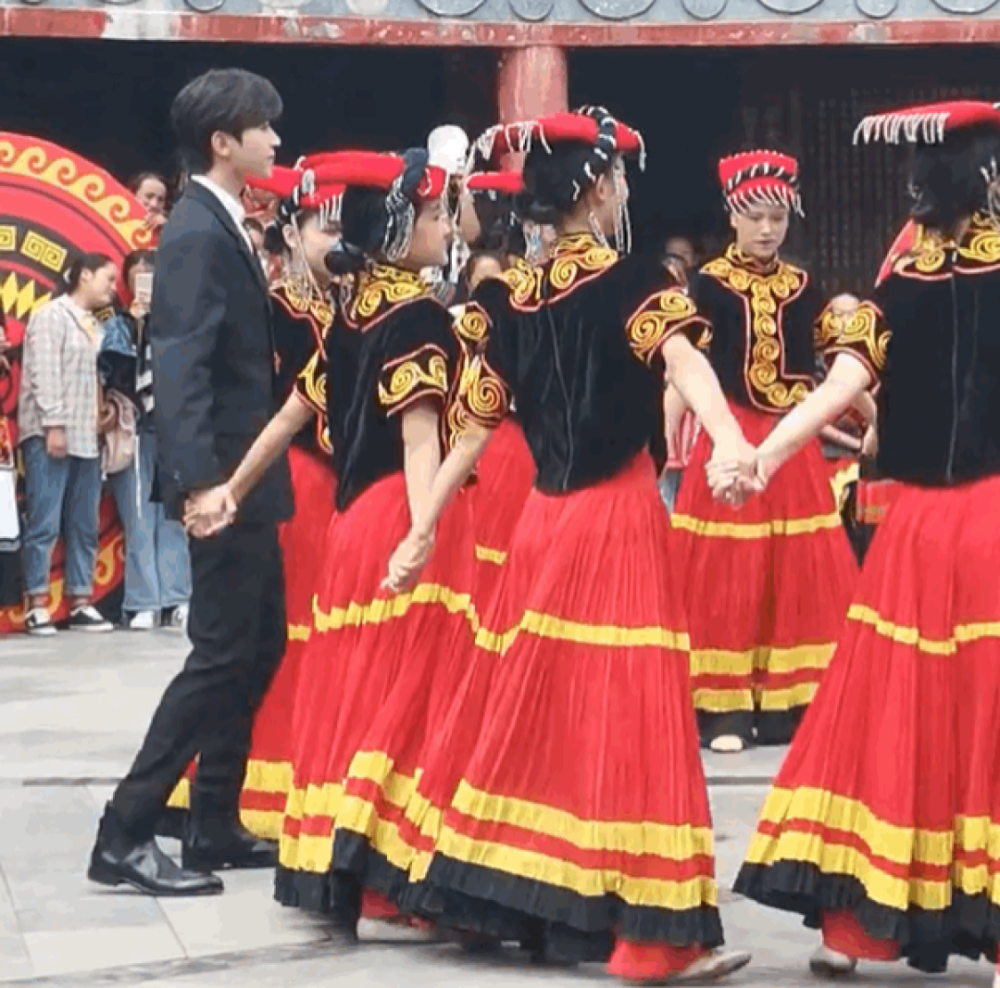 吴亦凡|吴亦凡和蔡徐坤参加同一个活动，两人对观众的态度，素质高下立现
