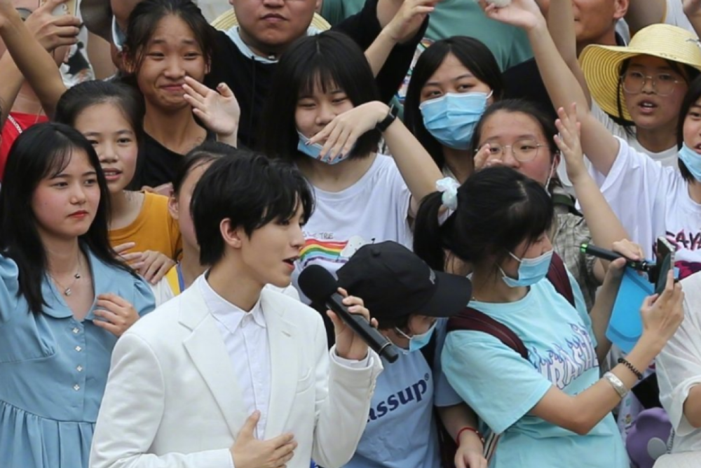 吴亦凡|吴亦凡和蔡徐坤参加同一个活动，两人对观众的态度，素质高下立现