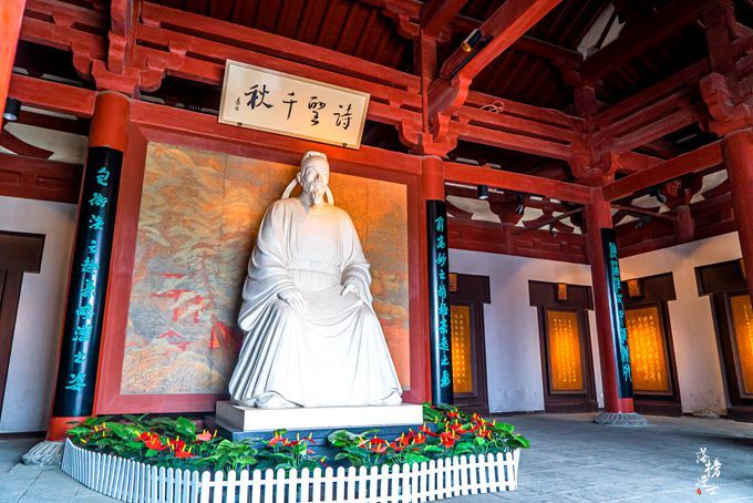 河南巩义杜甫故里被誉为诗歌之乡很多游客来此打卡游学