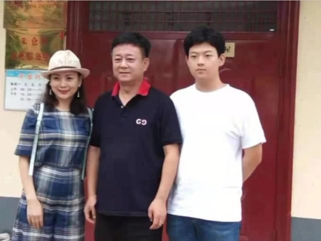 朱军|朱军近照发福难认，脸色蜡黄皱纹横生显老态，精神状态不佳惹人忧