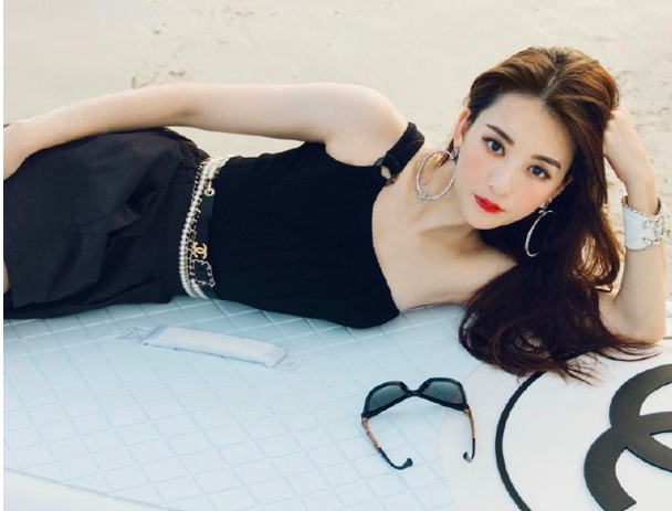 方媛|方媛享受奢华生活却青涩，郭富城老婆玩滑板，只顾摆拍不运动