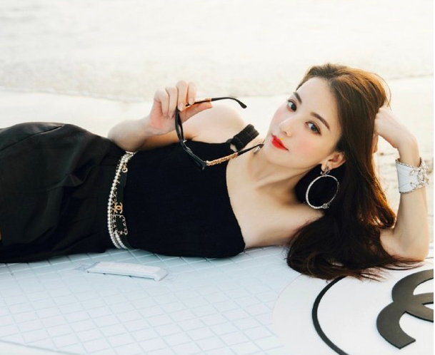 方媛|方媛享受奢华生活却青涩，郭富城老婆玩滑板，只顾摆拍不运动