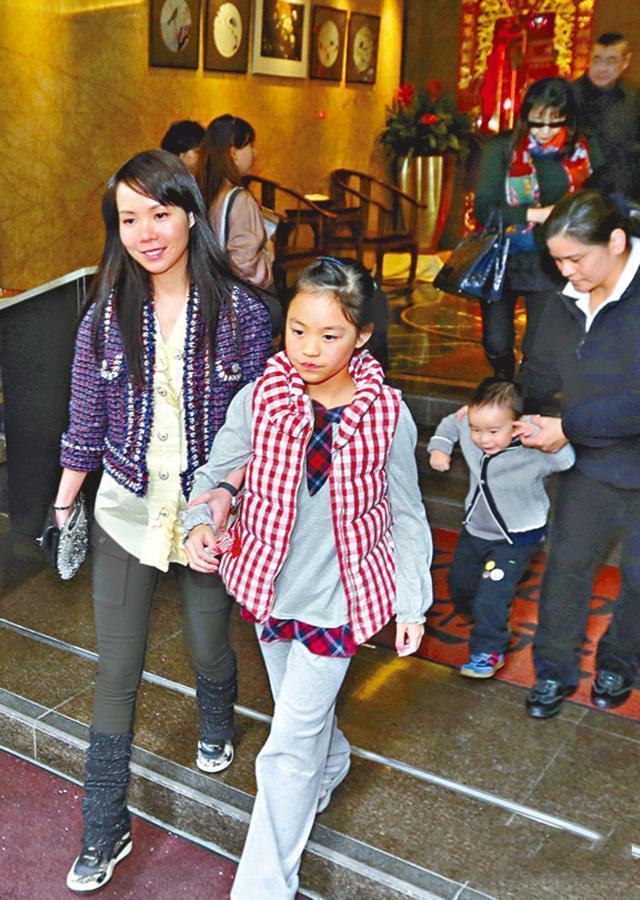 吕丽君17岁女儿跳舞晒豪宅内景气派奢华让人感叹和异母大哥是邻居