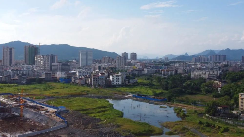 上圖是城北靈川縣城新區的一角,也是桂林主城區及桂北土地資源富集的