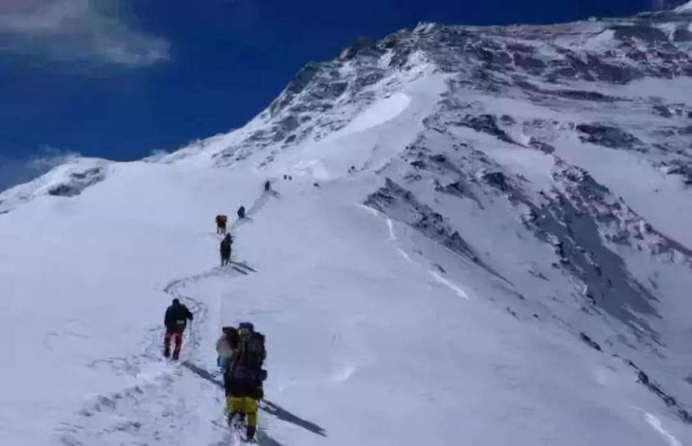 珠穆朗玛峰|如果人在珠穆朗玛峰倒下，100年后尸体会发生什么变化？