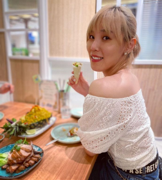 李佳薇|实力歌手李佳薇兼职房产经纪，被逼无奈还是主动为之？