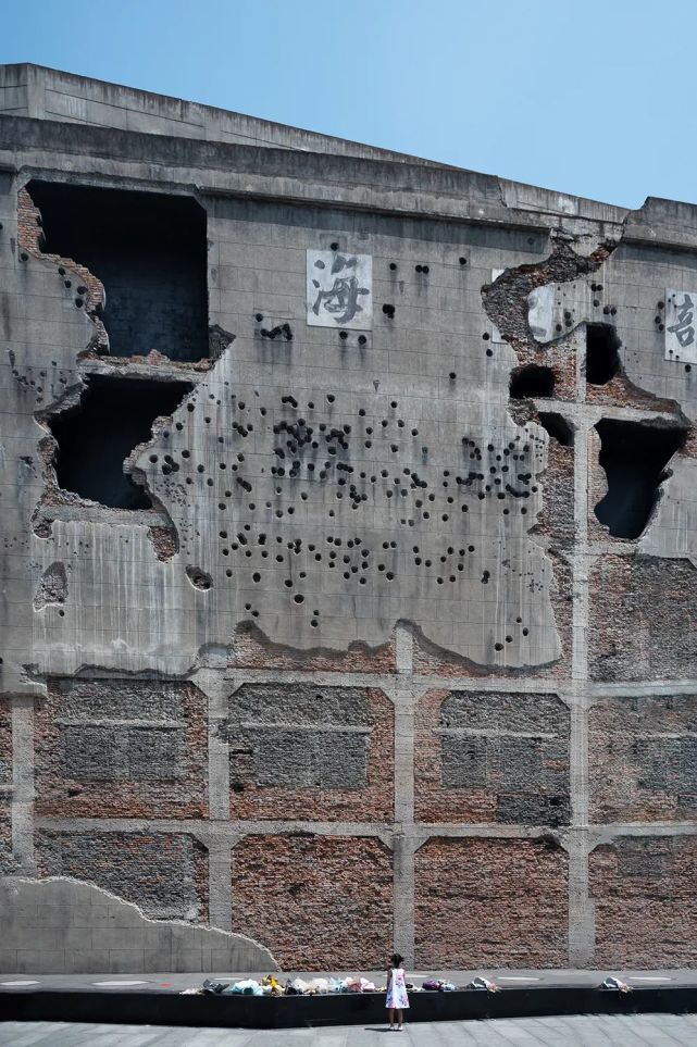 这堵布满弹孔的高墙就是当年战斗的见证电影八佰热映四行仓库火了