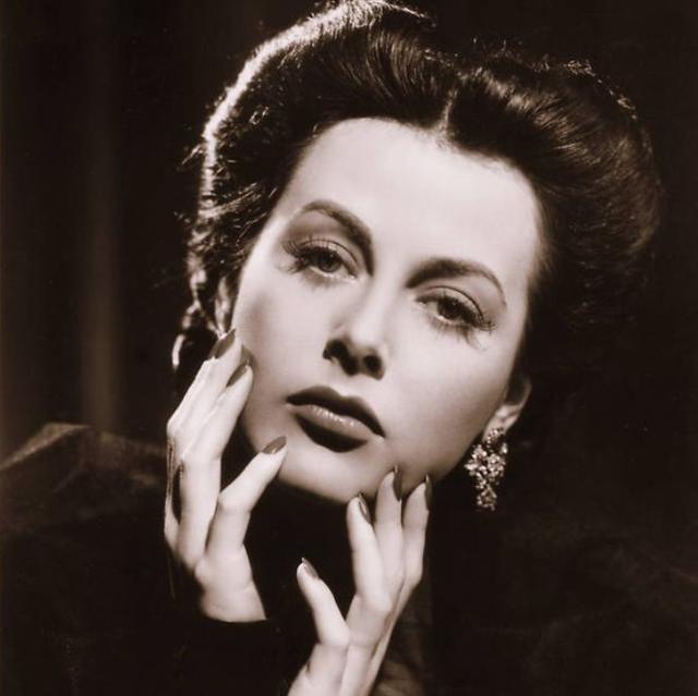 她是好莱坞女星却跨界玩科技发明被誉为手机之母