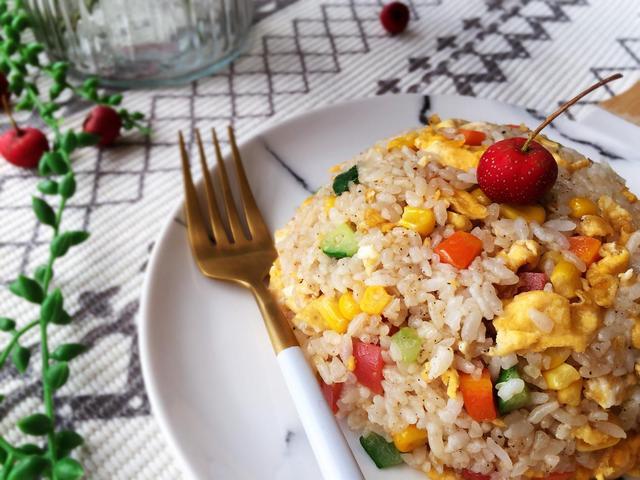 十足有料的扬州炒饭 5分钟在家轻松搞定 比蛋炒饭好吃 香肠 扬州炒饭 炒饭 米饭 鸡蛋 胡萝卜