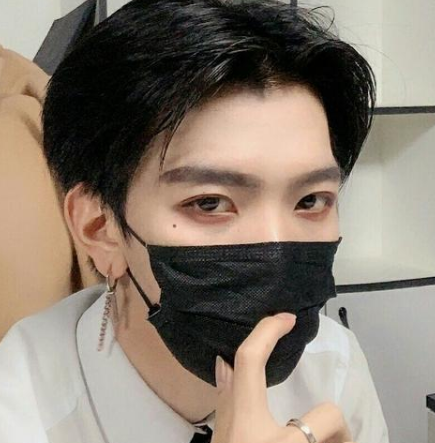 七鹤大人首次全脸直播当看清素颜的瞬间粉丝哭笑不得