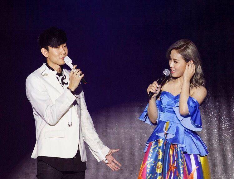 我是歌手|凭《歌手》被熟知后，32岁李佳薇兼职房产中介，忙前忙后超敬业