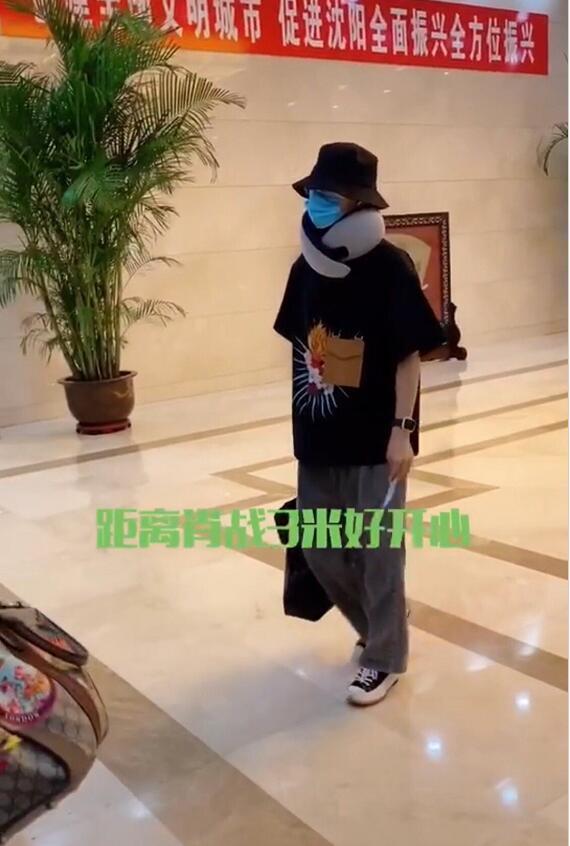 肖战|肖战《王牌》又曝1张正面照，第3套造型身高瞩目气质好，转场南京路透被曝