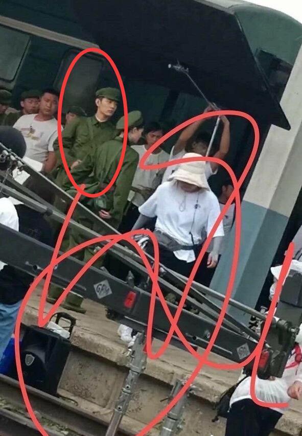 肖战|肖战《王牌》又曝1张正面照，第3套造型身高瞩目气质好，转场南京路透被曝