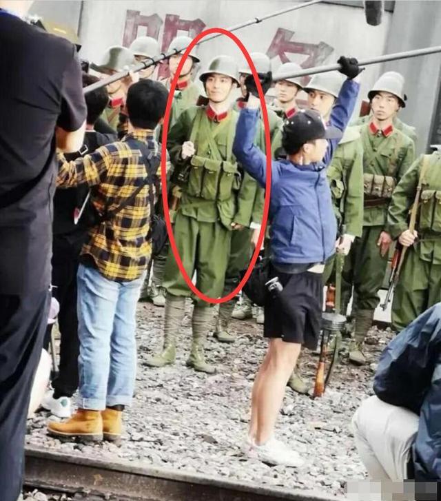 肖战|肖战《王牌》又曝1张正面照，第3套造型身高瞩目气质好，转场南京路透被曝