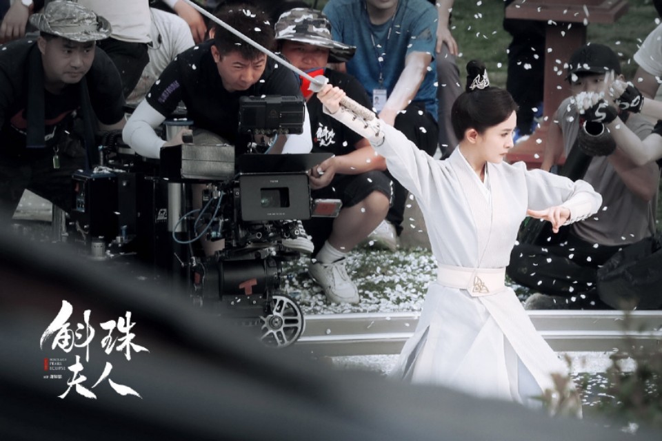 杨幂《斛珠夫人》女装路透图曝光,一袭白衣骑马,好仙好美
