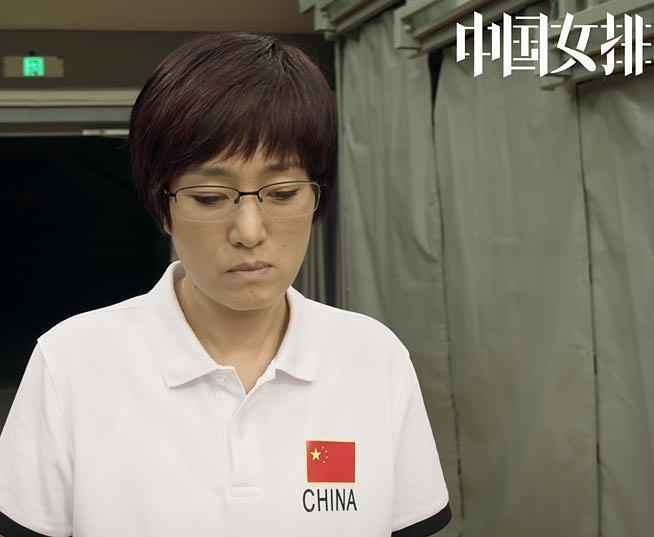 巩俐|巩俐穿吊带裙现身街头，素颜微胖却气质难挡，秀起恩爱也很甜