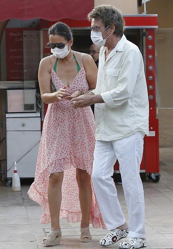 巩俐|巩俐穿吊带裙现身街头，素颜微胖却气质难挡，秀起恩爱也很甜