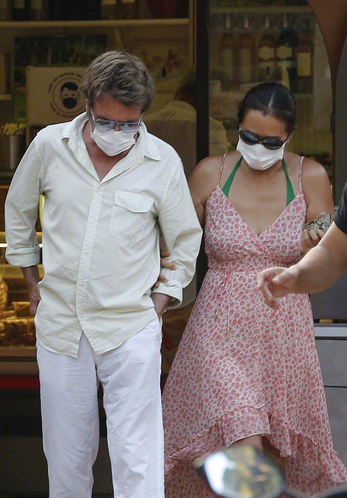 巩俐|巩俐穿吊带裙现身街头，素颜微胖却气质难挡，秀起恩爱也很甜