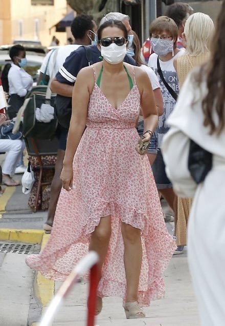 巩俐|巩俐穿吊带裙现身街头，素颜微胖却气质难挡，秀起恩爱也很甜