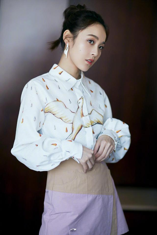 比谭松韵更娃娃脸张佳宁穿蓝色娃娃裙看上去完全像18岁少女