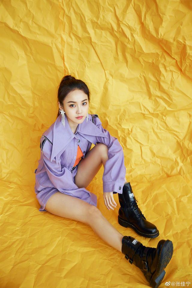 比谭松韵更娃娃脸张佳宁穿蓝色娃娃裙看上去完全像18岁少女