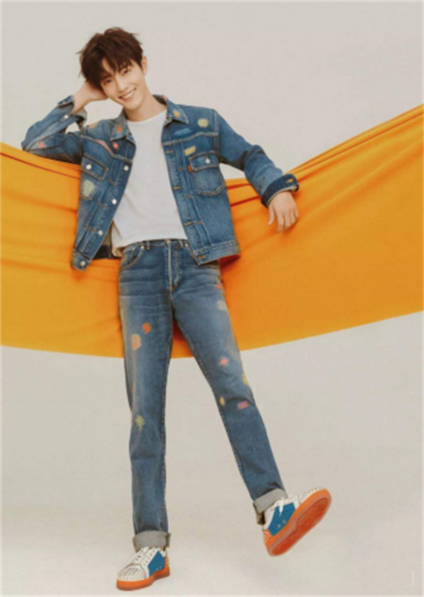 阳光大男孩肖战,治愈系笑容回味无穷,迷彩套装让人难以忘记!