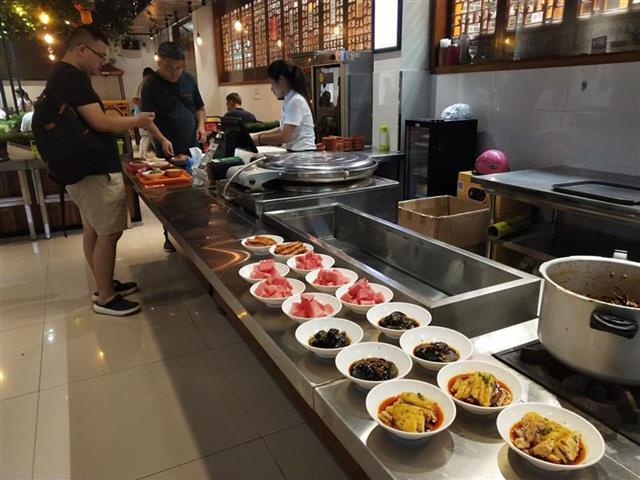 当日早午12时,记者在老邻居创业餐厅看到,大厅内坐满了在该创业中心