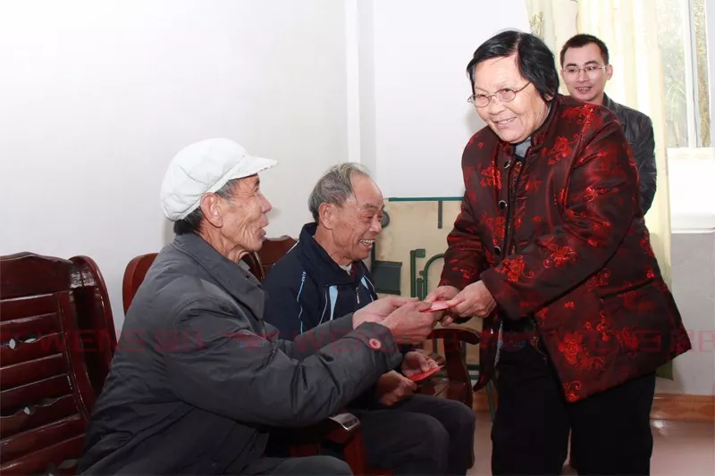 梁焕珍女士亲自到山区敬老院慰问老人(资料图 图源:温氏股份)梁焕珍是