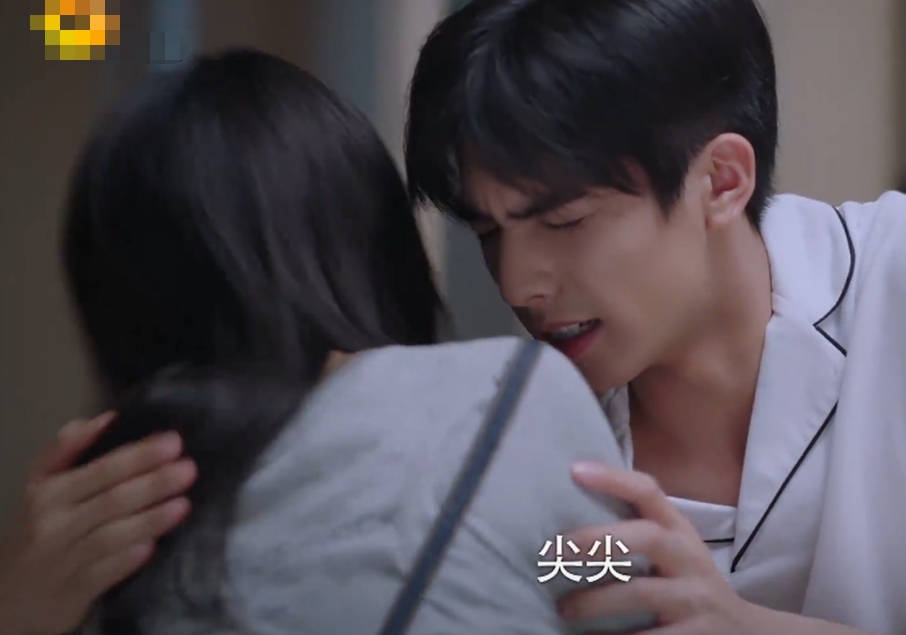 李尖尖咬凌霄肩膀,谁注意镜头特写她咬过的位置?真咬假咬一目了然