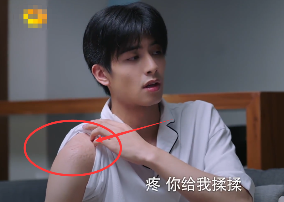 李尖尖咬凌霄肩膀,谁注意镜头特写她咬过的位置?真咬假咬一目了然