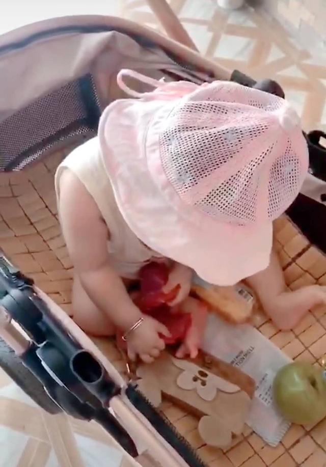 宝妈带娃逛超市,回家后发现儿子手中有东西,仔细一看妈妈笑翻