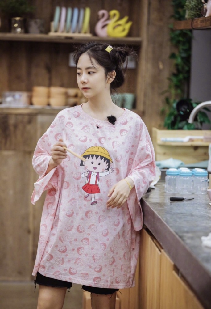 谭松韵玻璃糖纸公主裙,尽显温婉灵动,简直就是迪士尼在逃公主