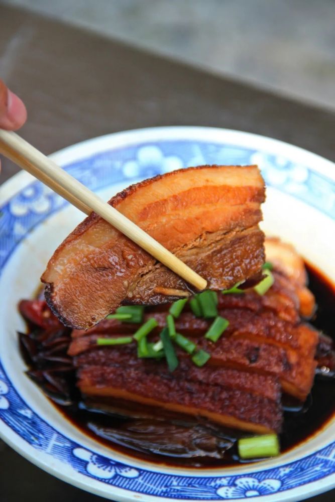 这家红烧肉中的灵魂就是红烧汁,经过传统工艺小火慢炖才能熬制出浓稠