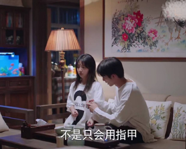 李尖尖|李尖尖被蚊子咬后怎么做，得知她的止痒方式，挺有默契的