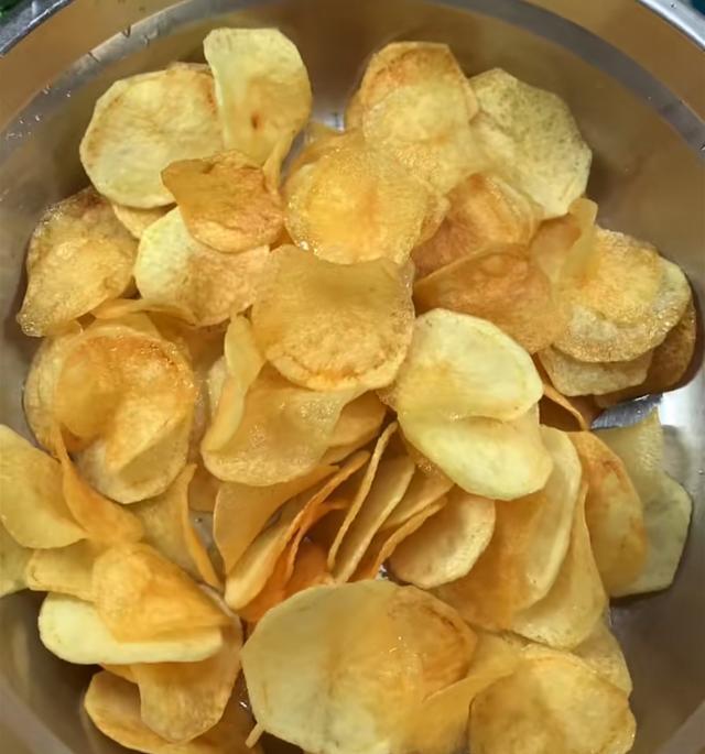 炸薯片小零食自制的做法,香香脆脆,自己在家做,吃着也放心