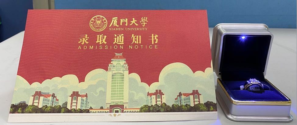 厦门大学为新生送钻戒引热议 招生办:物理教师自主合成加工制作_腾讯
