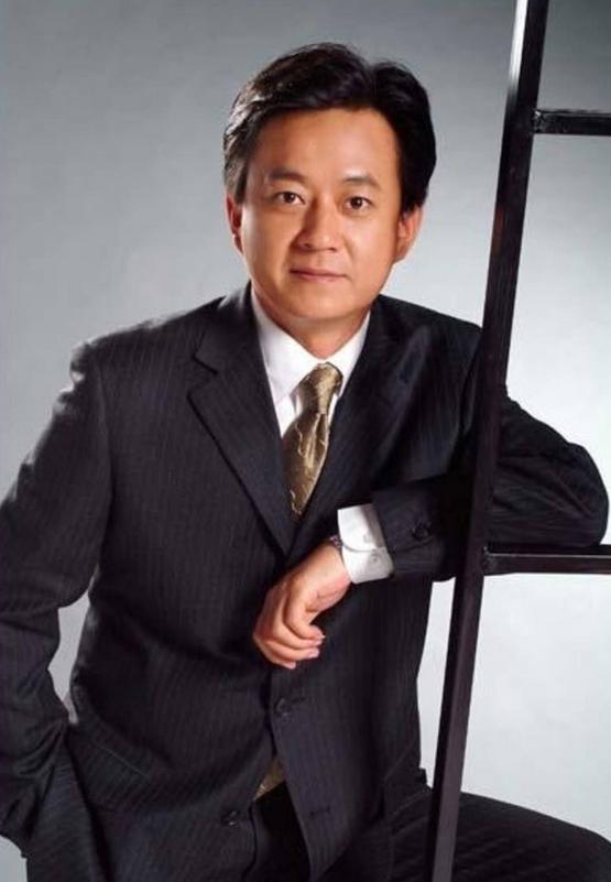 朱军罕见更新社交动态近照脸色蜡黄两鬓斑白双眼无神老态明显