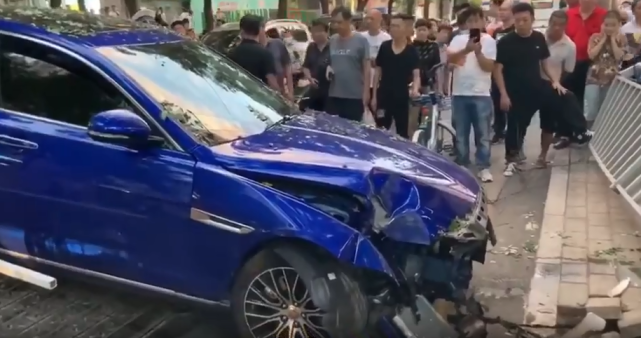 現場能看到,捷豹車撞翻護欄後又撞上多輛電動車,車頭變形嚴重,零件碎