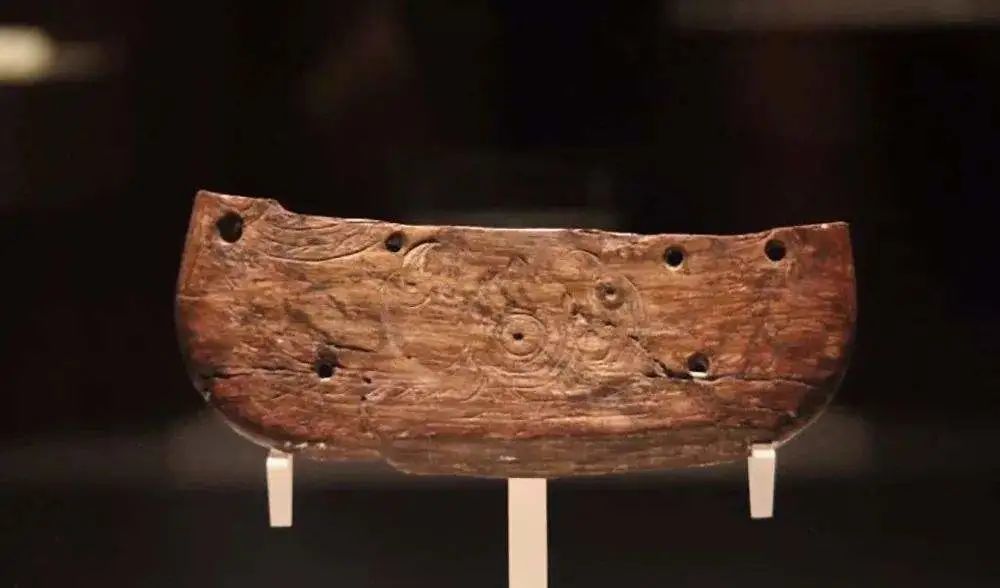 河姆渡遗址|富有艺术感的牙齿——河姆渡文化双鸟朝阳纹牙雕