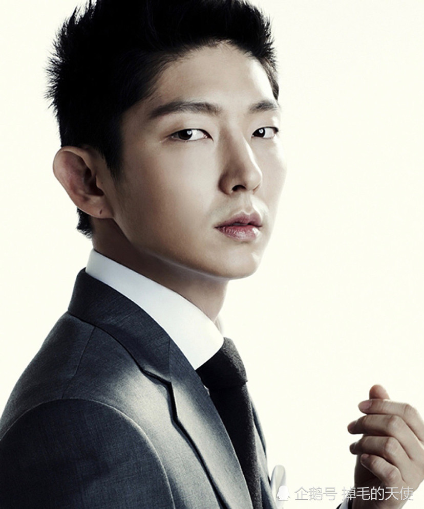 走出抑郁之后李准基决心转型,先是入伍服兵役,剪掉之前的长发,让自己