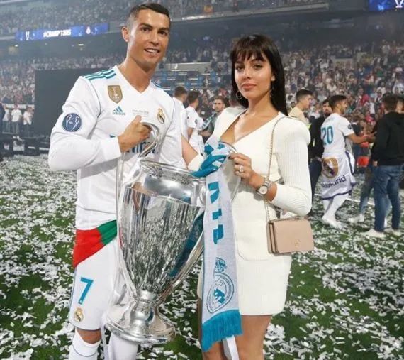 王漫妮|交往51个女友的全球第一高富帅，竟被现实版“王漫妮”征服了？