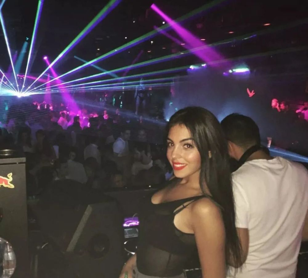 王漫妮|交往51个女友的全球第一高富帅，竟被现实版“王漫妮”征服了？