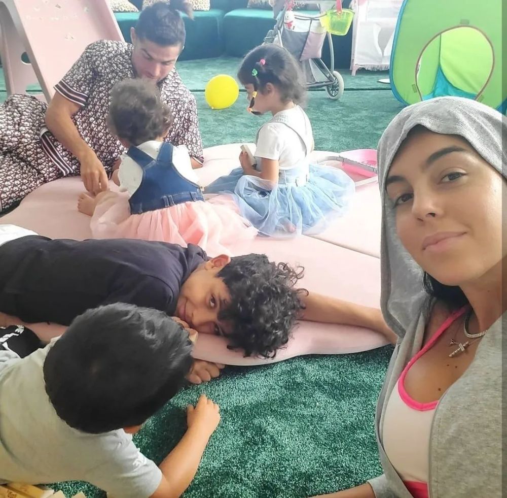 王漫妮|交往51个女友的全球第一高富帅，竟被现实版“王漫妮”征服了？