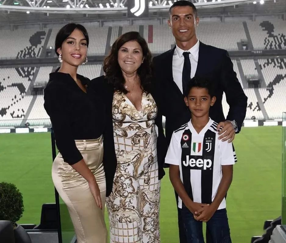 王漫妮|交往51个女友的全球第一高富帅，竟被现实版“王漫妮”征服了？