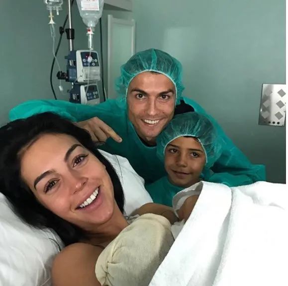 王漫妮|交往51个女友的全球第一高富帅，竟被现实版“王漫妮”征服了？